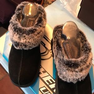 SKECHERS BLACK SUEDE MULES